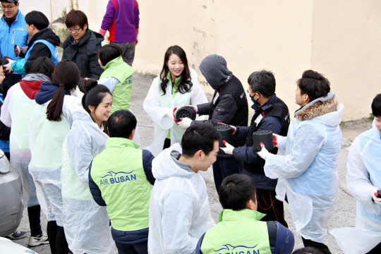 26일 부산시 개금 3동 일대에서 에어부산 임직원 70여 명이 참여해 연탄 나눔봉사활동을 하고 있다.<에어부산 제공>